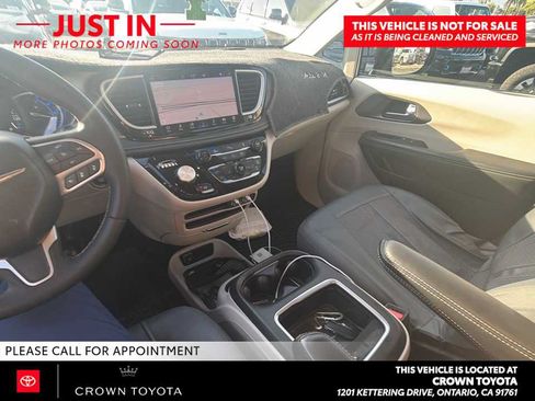 Used 2024 Chrysler Pacifica Limited FWD image 8