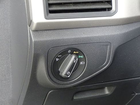 Used 2020 Volkswagen Atlas Cross Sport SE w/ Towing Package image 18