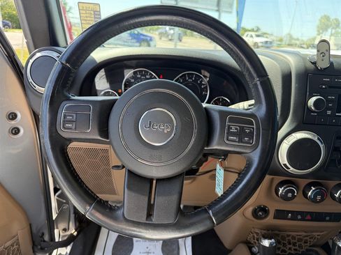 Used 2018 Jeep Wrangler Unlimited Sahara AWD/4WD image 14