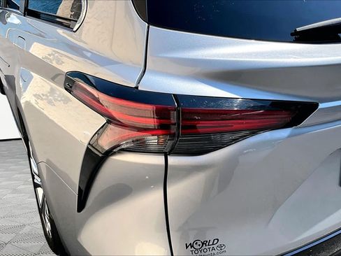 Certified 2023 Toyota Sienna Platinum FWD image 29
