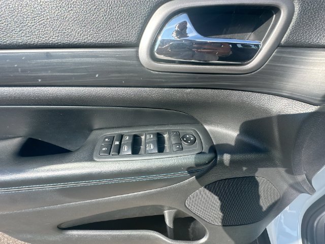 Used 2020 Jeep Grand Cherokee Laredo AWD/4WD image 16