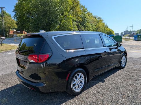 Used 2021 Chrysler Voyager LX FWD image 5