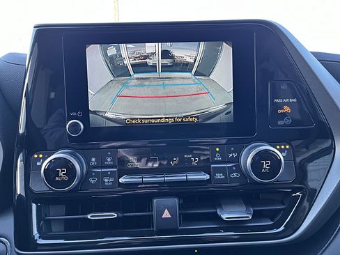 Used 2023 Toyota Highlander XLE AWD/4WD image 15