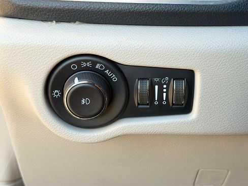 Used 2022 Chrysler Pacifica Limited image 35