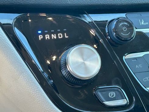 Used 2024 Chrysler Pacifica Limited FWD image 16