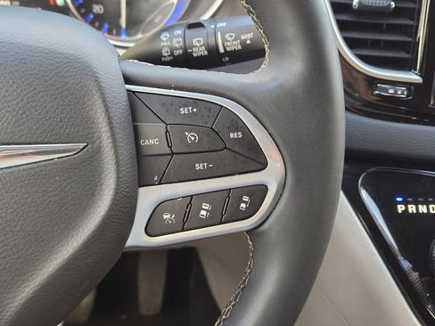 Used 2023 Chrysler Pacifica Touring-L image 33