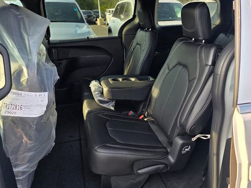 New 2026 Chrysler Pacifica Select image 13