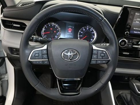 Used 2020 Toyota Highlander LE FWD image 6