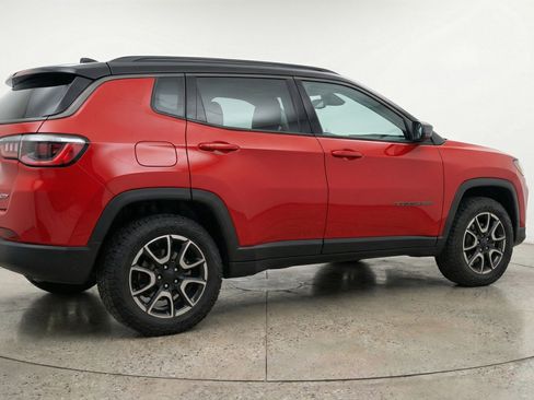 Used 2025 Jeep Compass Trailhawk image 9