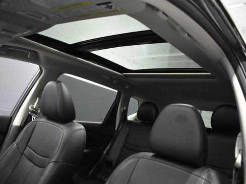 Used 2020 Nissan Rogue SL w/ Premium Package image 16