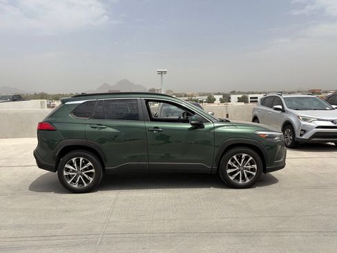Used 2023 Toyota Corolla Cross XLE FWD image 3