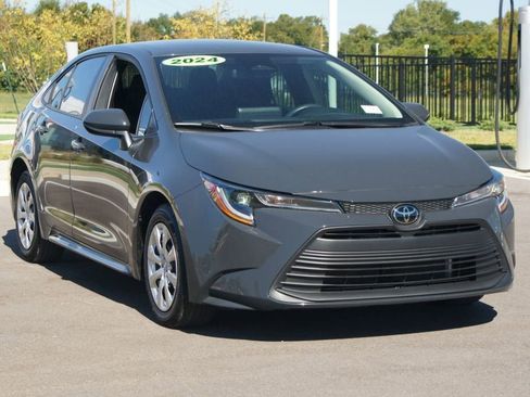 Used 2024 Toyota Corolla LE image 2