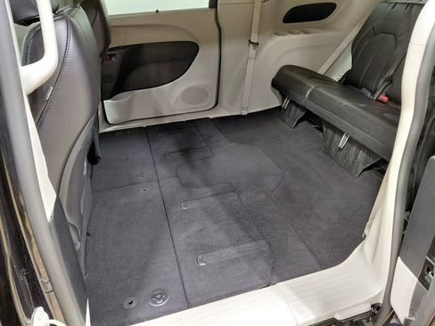 Used 2024 Chrysler Pacifica Touring-L image 29