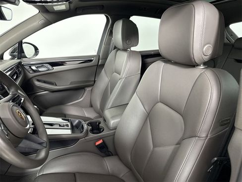 Certified 2025 Porsche Macan image 5