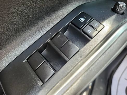 Used 2022 Toyota Highlander XLE AWD/4WD image 40