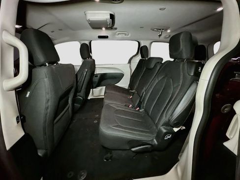 Used 2018 Chrysler Pacifica Touring Plus w/ Tire & Wheel Group FWD image 28