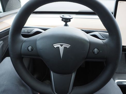 Used 2023 Tesla Model Y Long Range image 27