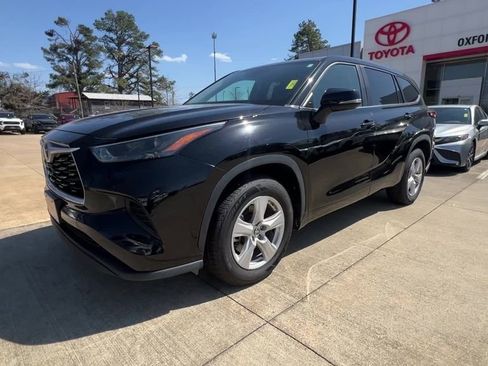Used 2023 Toyota Highlander L FWD image 2