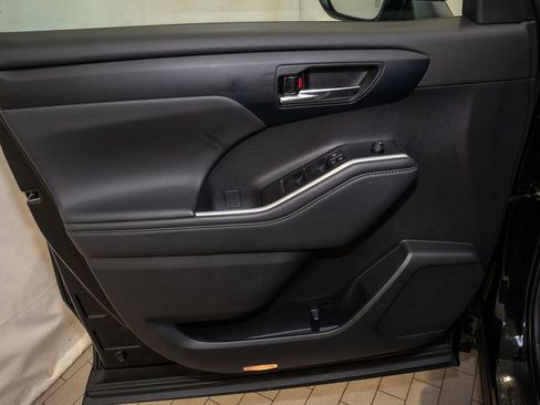 Used 2022 Toyota Highlander XLE image 14