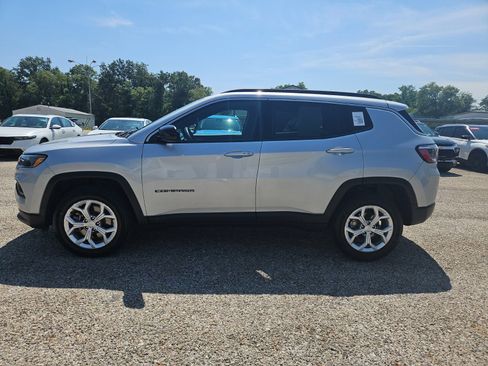 Used 2024 Jeep Compass Latitude AWD/4WD image 2