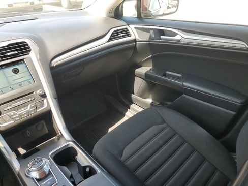 Used 2018 Ford Fusion SE w/ Fusion SE Technology Package FWD image 11