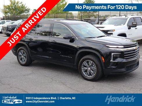 Used 2024 Chevrolet Traverse LT w/ Trailering Package FWD image 1