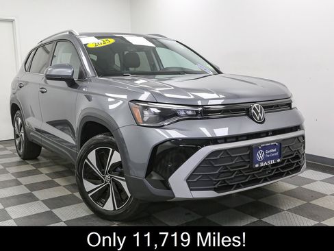 Certified 2025 Volkswagen Taos SE w/ Panoramic Sunroof Package AWD/4WD image 3