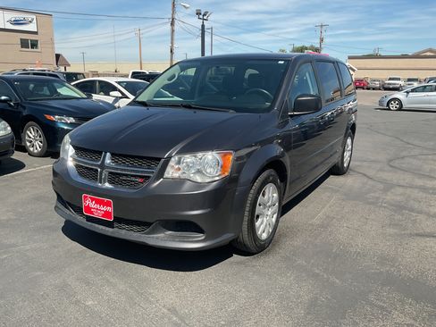Used 2017 Dodge Grand Caravan SE w/ UConnect Hands-Free Group FWD image 2