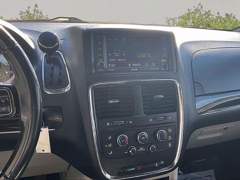 Used 2020 Dodge Grand Caravan SXT image 9