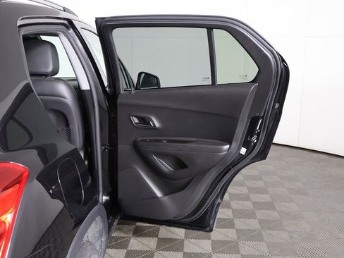 Used 2020 Chevrolet Trax LT w/ LT Convenience Package image 18