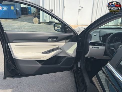 Used 2025 Nissan Altima 2.5 SV FWD image 10