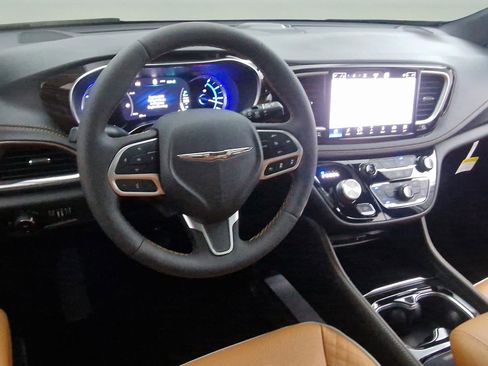 Used 2023 Chrysler Pacifica Pinnacle FWD image 13