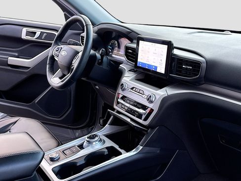 Used 2022 Ford Explorer XLT w/ Equipment Group 202A image 5