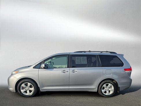 Used 2012 Toyota Sienna LE w/ Towing Pkg image 34