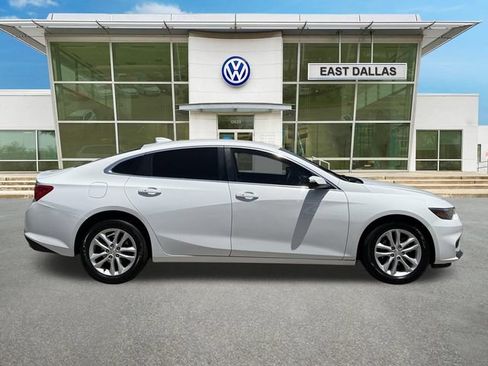Used 2018 Chevrolet Malibu LT FWD image 2