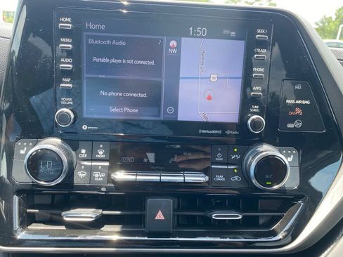 Used 2022 Toyota Highlander XLE FWD image 23