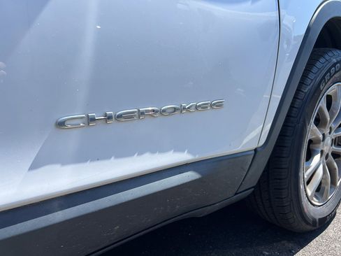 Used 2020 Jeep Cherokee Latitude Plus w/ Cold Weather Group AWD/4WD image 5