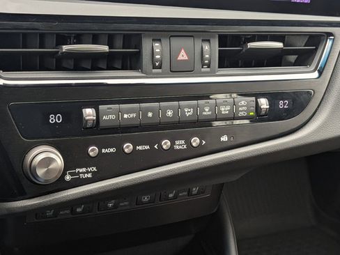 Certified 2025 Lexus ES 300h w/ Luxury Package image 31