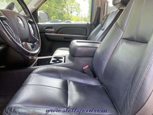 Used 2009 Chevrolet Suburban LT w/ Luxury Package RWD image 16
