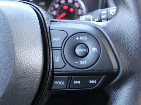 Certified 2022 Toyota RAV4 XLE FWD image 42