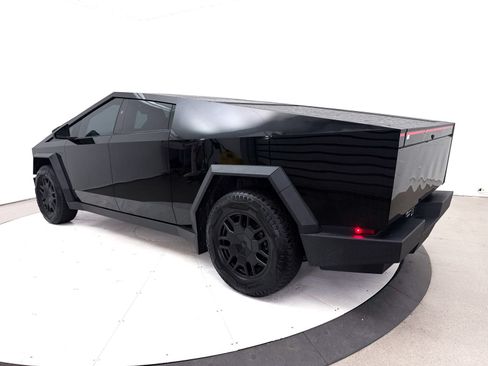 Used 2024 Tesla Cybertruck AWD Crew Cab image 18