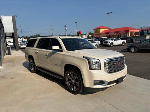 Used 2015 GMC Yukon XL SLT w/ Open Road Package AWD/4WD image 7