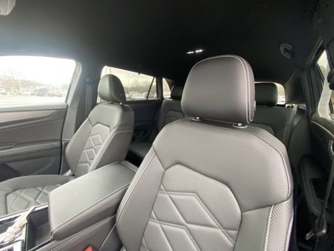 Used 2025 Volkswagen Atlas Cross Sport SE image 12