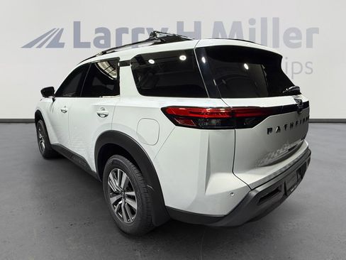 New 2026 Nissan Pathfinder SL image 3