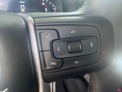 Used 2023 GMC Yukon SLT w/ SLT Premium Package image 10