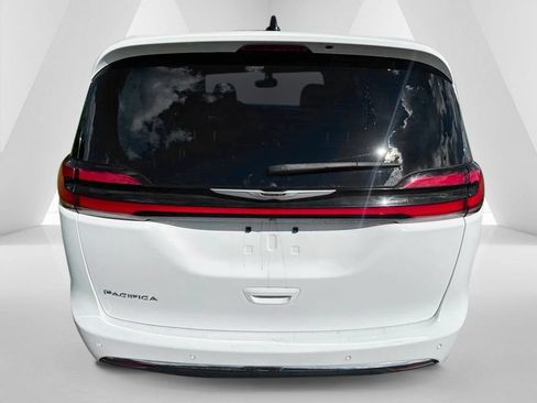 Used 2024 Chrysler Pacifica Touring-L FWD image 6