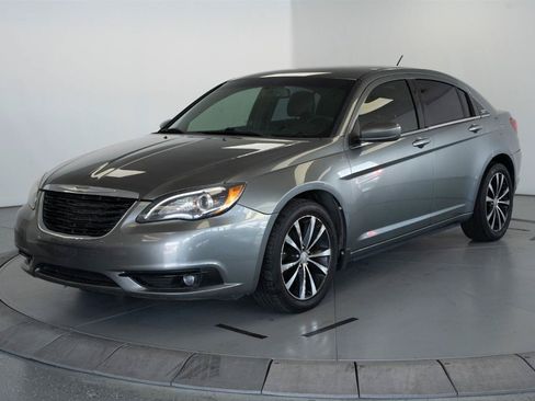Used 2013 Chrysler 200 Limited FWD image 3