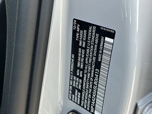 Certified 2025 Porsche Macan AWD/4WD image 32