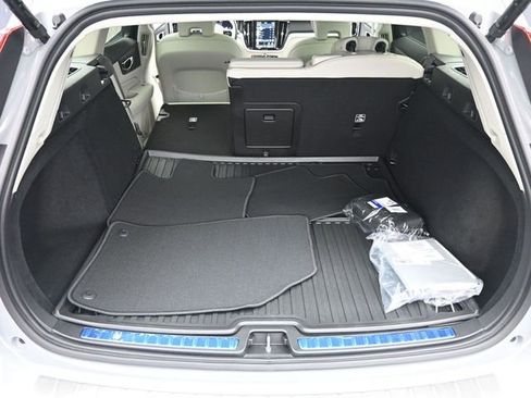New 2026 Volvo V60 B5 Cross Country Plus w/ Protection Package Premier AWD/4WD image 24