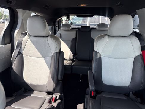 Used 2021 Toyota Sienna XSE FWD image 9